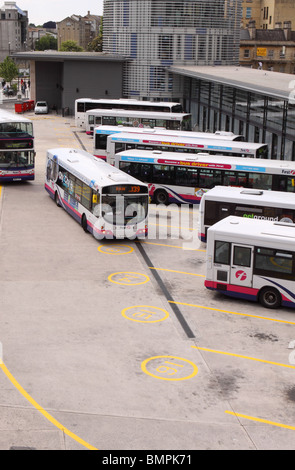 Vasca da bagno nuova città moderna stazione degli autobus con il primo gruppo di autobus azionati Foto Stock