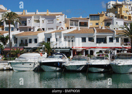 Le barche nel porto turistico di Puerto Cabopino Marbella, Costa del Sol, provincia di Malaga, Andalusia, Spagna, Europa occidentale. Foto Stock