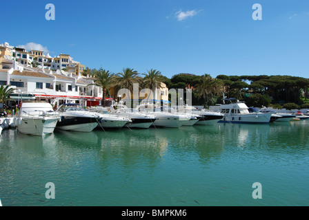 Le barche nel porto turistico di Puerto Cabopino Marbella, Costa del Sol, provincia di Malaga, Andalusia, Spagna, Europa occidentale. Foto Stock