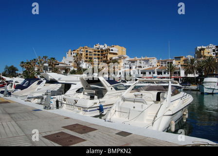 Le barche nel porto turistico di Puerto Cabopino Marbella, Costa del Sol, provincia di Malaga, Andalusia, Spagna, Europa occidentale. Foto Stock