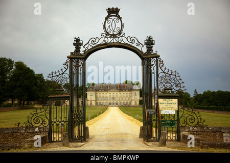 Portale per il parco di Chateau Montgeoffroy, vicino Mazé, Valle della Loira, Francia Foto Stock