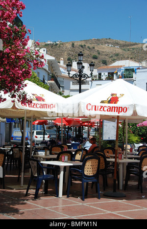 Cafe' sul marciapiede in piazza cittadina, imbiancato village (pueblo blanco), Torrox Costa del Sol, provincia di Malaga, Andalusia. Foto Stock