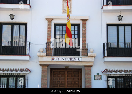 Il municipio (Ayuntamiento), imbiancato village (pueblo blanco), Torrox Costa del Sol, provincia di Malaga, Andalusia. Foto Stock