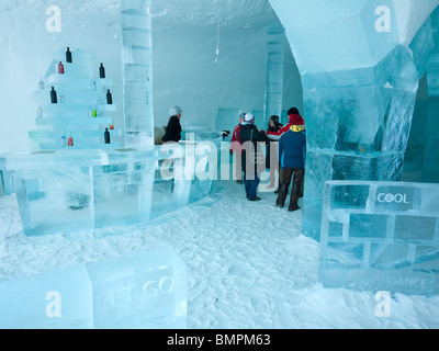 I turisti stand in Absolut Icebar nell'icehotel Jukkasjärvi. Foto Stock