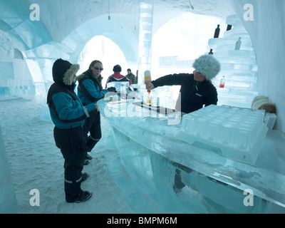 I turisti stand in Absolut Icebar nell'icehotel Jukkasjärvi. Foto Stock