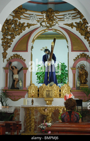 Altare dentro la chiesa (Iglesia San Sebastian), Mijas, Costa del Sol, provincia di Malaga, Andalusia, Spagna, Europa occidentale. Foto Stock