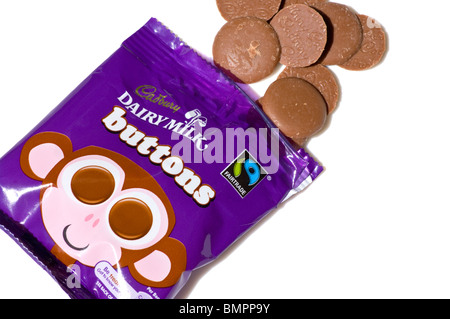 Borsa di Cadbury Dairy Milk Chocolate pulsanti isolati contro uno sfondo bianco Foto Stock