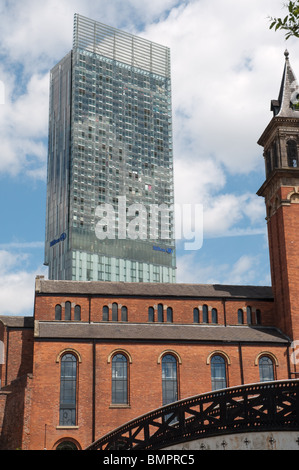 L'ex mulino Knott Cappella,dall'architetto Edward cameriera 1852, all'ombra di Beetham Tower, da Ian Simpson nel 2006. Foto Stock