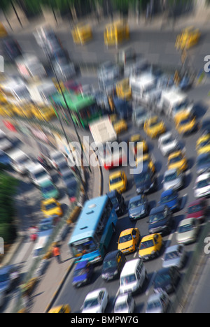 ISTANBUL, Turchia. Occupato l'ora di punta il traffico vicino a Taksim. 2009. Foto Stock