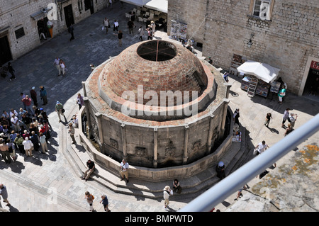 Turisti si riuniscono intorno al grande Onofrio la fontana nella città vecchia di Dubrovnik Foto Stock