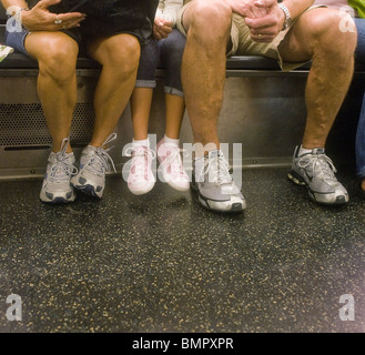 Una famiglia viaggi sulla metropolitana di New York di Domenica, 13 giugno 2010. (© Richard B. Levine) Foto Stock