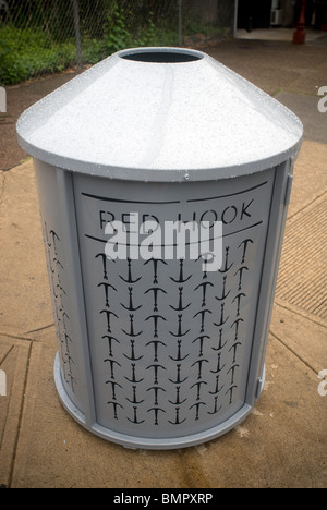 Un cestino in Red Hook quartiere di Brooklyn a New York Domenica, 13 giugno 2010. (© Richard B. Levine) Foto Stock