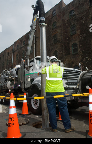 I lavoratori provenienti da NEW YORK Dipartimento di protezione ambientale dimostrano la loro nuova Vactor camion di Brooklyn a New York Foto Stock