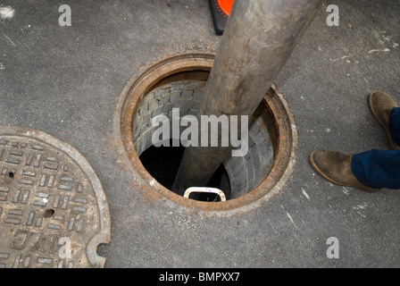 I lavoratori provenienti da NEW YORK Dipartimento di protezione ambientale dimostrano la loro nuova Vactor camion di Brooklyn a New York Foto Stock