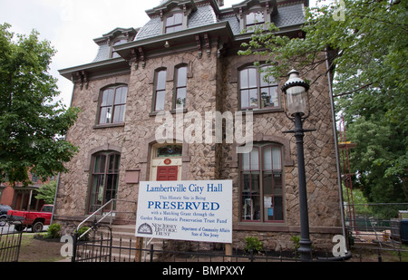 La conservazione storica segno di S.S. Holcombe House/ Lambertville City Hall di Lambertville, New Jersey. Foto Stock