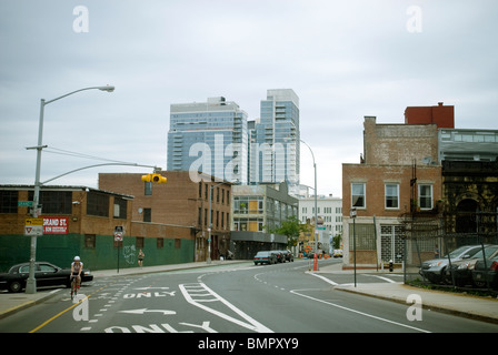 Lo sviluppo del quartiere Wiliamsburg di Brooklyn lungo Kent Avenue in New York Foto Stock