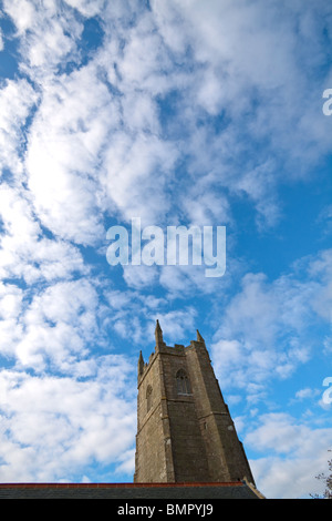 St Uny il campanile di una chiesa in un giorno di primavera Foto Stock