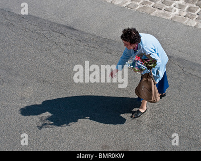 Donna anziana attraversando via - Francia. Foto Stock