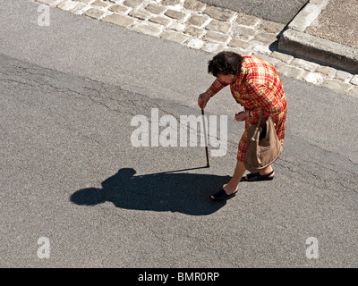 Donna anziana attraversando via - Francia. Foto Stock