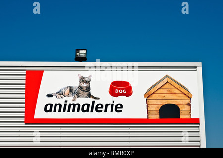 Bricomarché D-I-Y store 'animalerie' fornisce pubblicità segno, Francia. Foto Stock