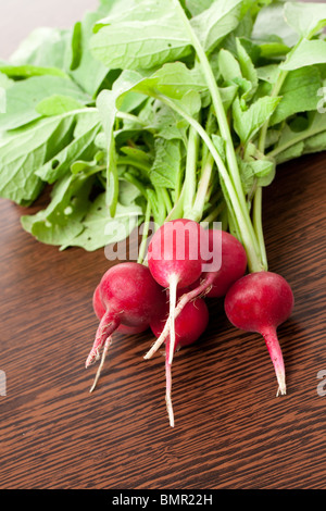 Rafano fresco sul tavolo di legno Foto Stock