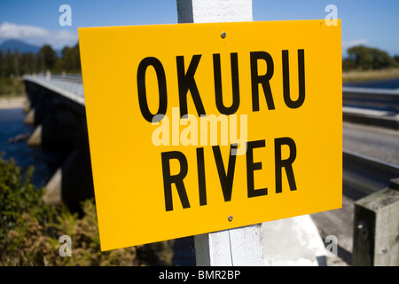 Ponte sul fiume Okuru, Westland, Nuova Zelanda, Isola del Sud. Foto Stock