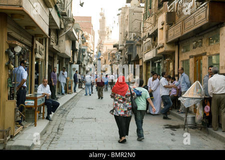 Scena di strada Cairo; vita quotidiana Egitto; gente nel mercato di Khan al Khalili, quartiere islamico, Cairo Egitto Foto Stock