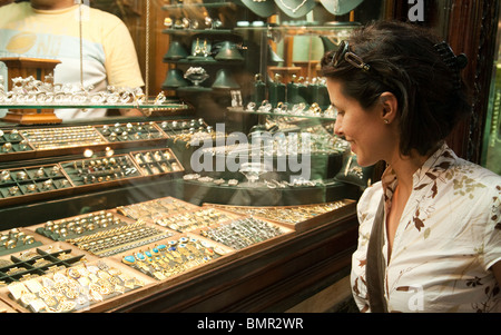 Donna vetrina shopping; Western turista vetrina shopping per l'oro in una vetrina di gioielleria, Cairo Egitto, Africa Foto Stock