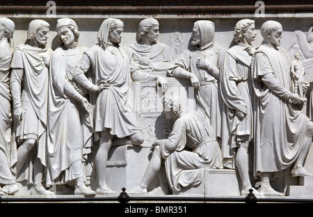 Fregio del Parnaso decorazione scultura intorno alla base dell'Albert Memorial Kensington Gardens LONDRA Foto Stock