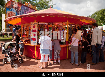 Le persone a una fiera di attrazione a Glasgow West End Festival di Kelvingrove Park, 12 giugno 2010 Foto Stock