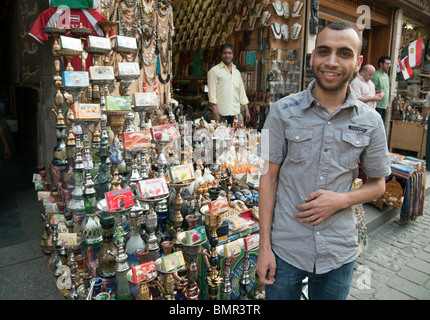Un tubo shisha (tubo Hookah) stalla e commerciante nel mercato di Khan al khalili, quartiere islamico, Cairo Egitto Africa Foto Stock