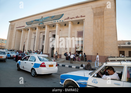 I taxi in attesa di turisti al di fuori di Luxor stazione ferroviaria, Luxor, Egitto Foto Stock