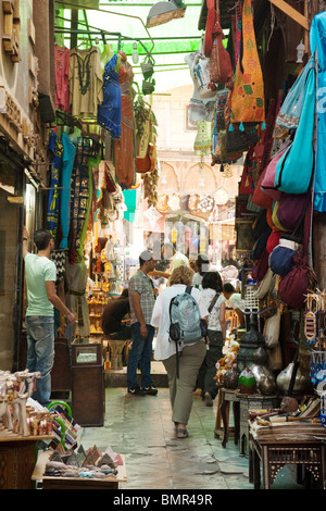 I turisti occidentali si mescolano con gli egiziani locale nel vivace Khan al Khalili, il quartiere islamico, il Cairo, Egitto Foto Stock