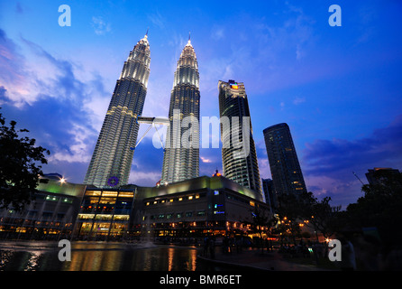 Petronas Twin Towers al crepuscolo, Kuala Lumpur, Malesia Foto Stock