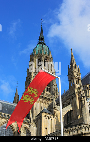 Cattedrale di Bayeux e bandiera della Normandia, Bayeux, dipartimento di Calvados, Bassa Normandia, Francia Foto Stock