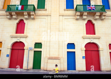 Porte colorate lungo il litorale di La Valletta, Malta. Foto Stock