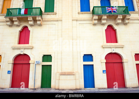 Porte colorate lungo il litorale di La Valletta, Malta. Foto Stock