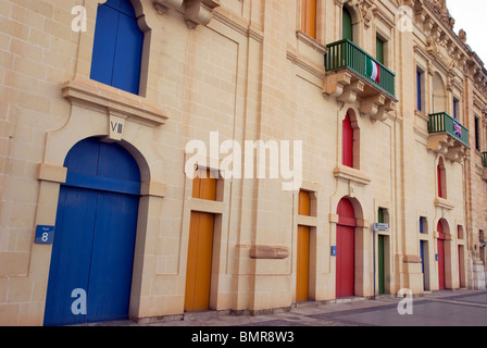 Porte colorate lungo il litorale di La Valletta, Malta. Foto Stock