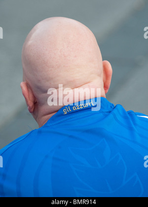 Un italiano appassionato di calcio Italia indossa la maglia blu Foto Stock