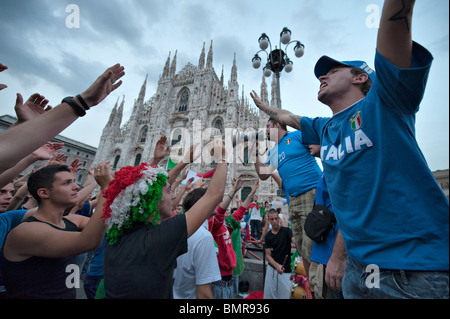 Tifoso italiano Italia indossa i colori del tifo per l'Italia nella Piazza del Duomo di Milano Foto Stock