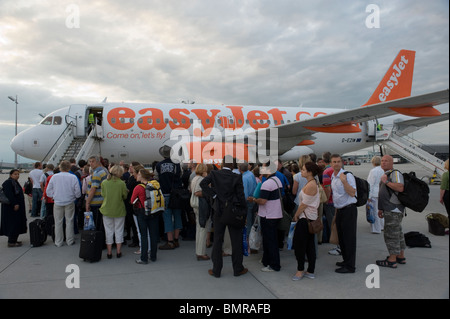 I passeggeri della compagnia aerea di imbarcarsi su un aereo della compagnia aerea di sconto Easyjet all'aeroporto di Monaco di Baviera Germania Foto Stock