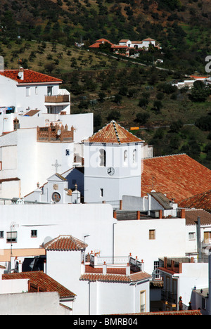 Una parte della città dotate di Santiago Apostolo Chiesa, Monda, provincia di Malaga, Andalusia, Spagna, Europa occidentale. Foto Stock