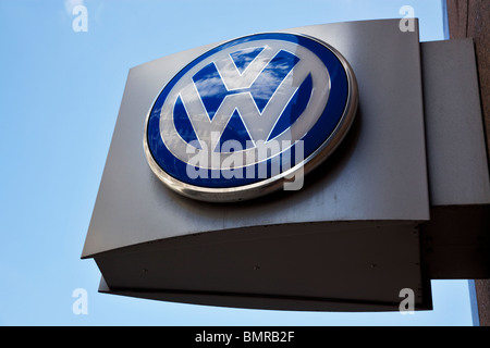 Logo VW fuori concessionaria Volkswagen Londra, Regno Unito Foto Stock