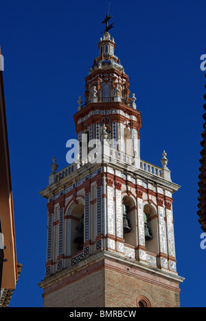 Campanile della chiesa (Iglesia / Parroquial de Santiago), monumento nazionale, Ecija, provincia di Siviglia, in Andalusia, Spagna, Europa. Foto Stock