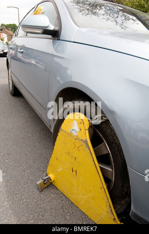 Permessi non tassati bollo auto strada per evitare la tassazione esecuzione morsetto serrato vetture clamper di serraggio morsetti morsetti veicolo immobilizzato Foto Stock