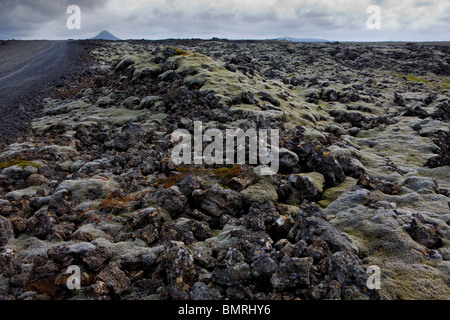 Vicino all'Aeroporto Internazionale di Keflavik sulla penisola di Reykjanes, è un drammatico lunare di lava di tipo orizzontale. Foto Stock