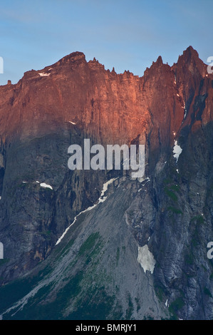 La mattina presto luce del sole su Trollveggen, o il Troll Wall, e le cime Trolltindene nella valle Romsdalen, Rauma kommune, Møre og Romsdal, Norvegia. Foto Stock