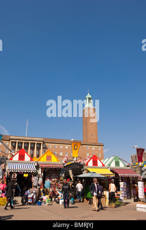 Il mercato esterno con acquirenti in Norwich , Norfolk , in Inghilterra , Gran Bretagna , Regno Unito Foto Stock