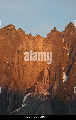 La mattina presto luce del sole su Trollveggen, o il Troll Wall, e le cime Trolltindene nella valle Romsdalen, Rauma kommune, Møre og Romsdal, Norvegia. Foto Stock