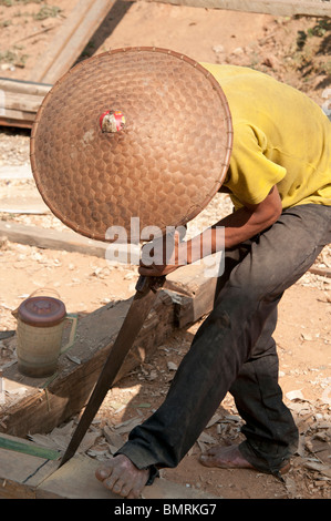 Un uomo Lao segatura di legno in un villaggio tribale in Vong Xai provincia nord del Laos Foto Stock